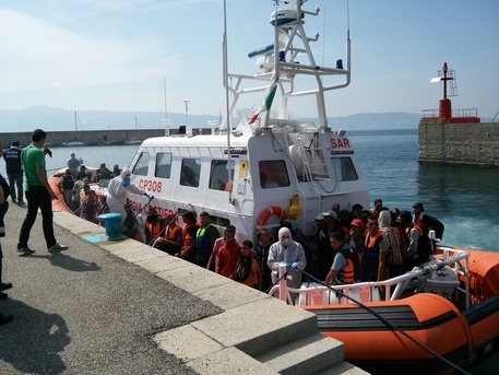 Sbarco dei 615 migranti al porto di Reggio. Individuati cinque presunti scafisti